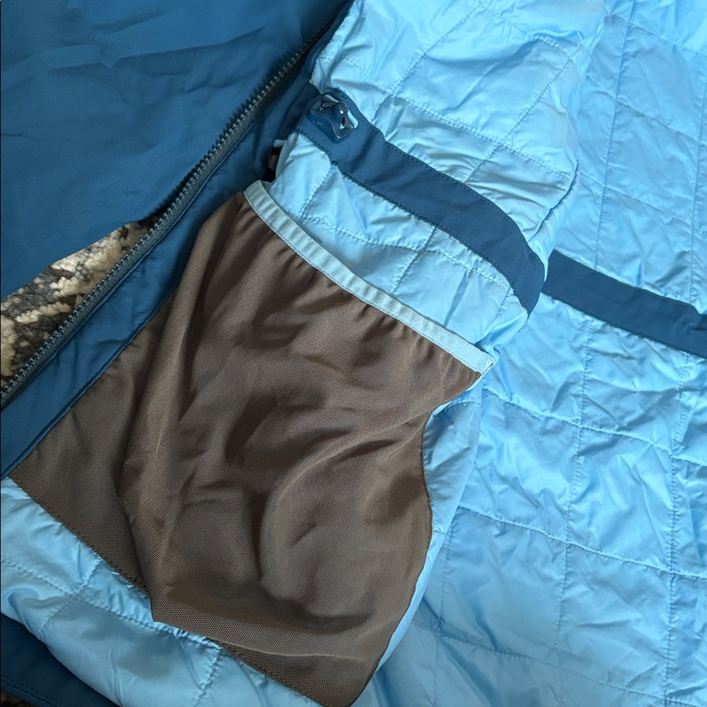 LL Bean Women's Waterproof PrimaLoft Packaway Jacket in dark marine blue - Picture 7 of 12
